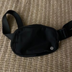 Lulu black belt bag